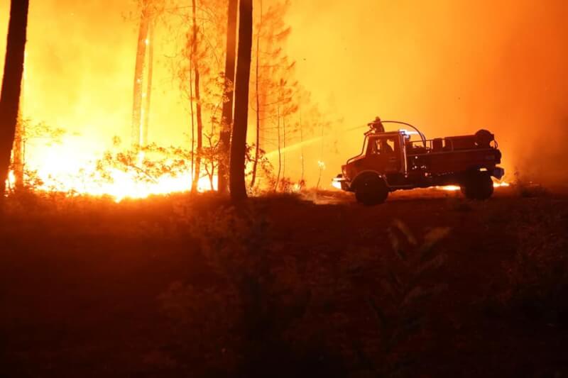 法國西南部朗迪哈大火中，超過6200公頃森林在短短24小時內付之一炬。（圖取自facebook.com/sapeurspompier33）