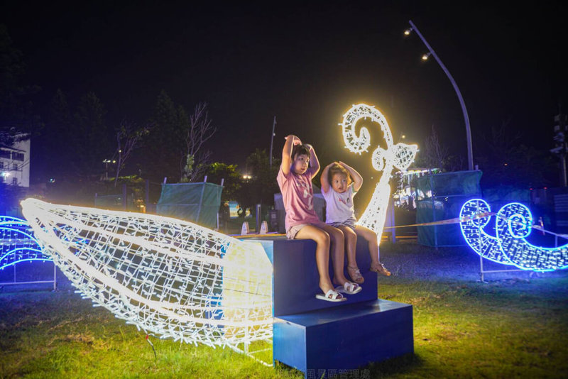 2022澎湖追風音樂節將於13日晚間在馬公市觀音亭園區登場，11日進行試燈，夜間燈光閃耀迷人。（澎管處提供）中央社  111年8月12日