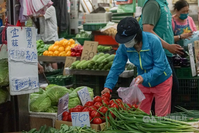 主計總處12日發布最新經濟預測，下修2022年台灣經濟成長率至3.76%，較5月底預測數3.91%下修0.15個百分點，同時上修今年消費者物價指數（CPI）年增率到2.92%，並預測2023年經濟成長率為3.05%。圖為民眾前往台北市濱江市場採買食材。中央社記者裴禛攝 111年8月12日