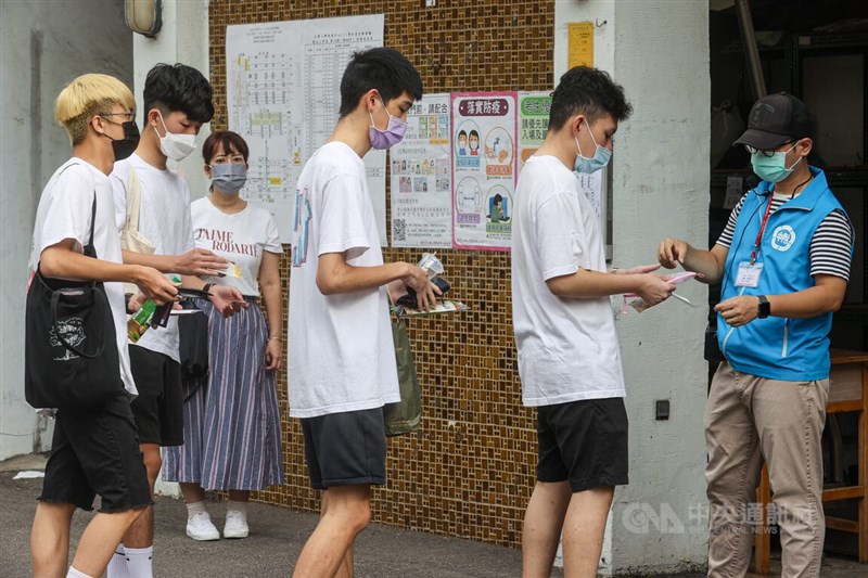 111學年度大學分發入學12日放榜，缺額超過1.4萬名，台灣大學雖無缺額，但表態將調降分發入學名額。圖為考生出示證件入場準備考試。（中央社檔案照片）