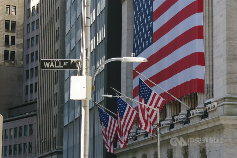 圖為華爾街路標及紐約證券交易所。（中央社檔案照片）