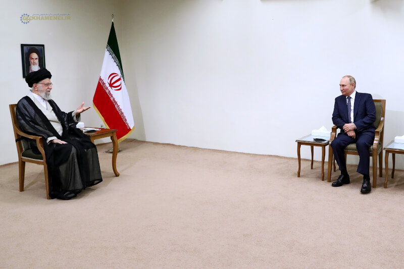 圖為7月俄羅斯總統蒲亭（右）與伊朗最高領袖哈米尼（左）會面。（圖取自twitter.com/khamenei_ir）