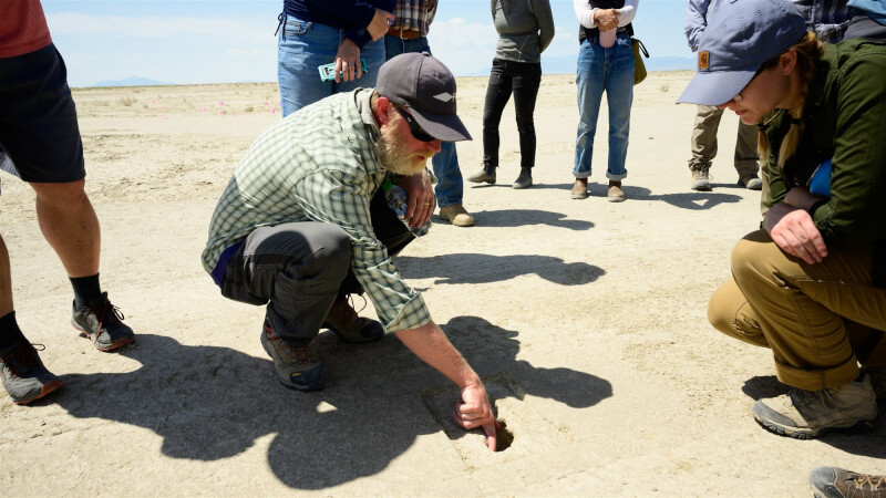 研究人員杜克展示在猶他州乾涸河床發現的腳印。（圖取自希爾空軍基地網頁www.hill.af.mi）