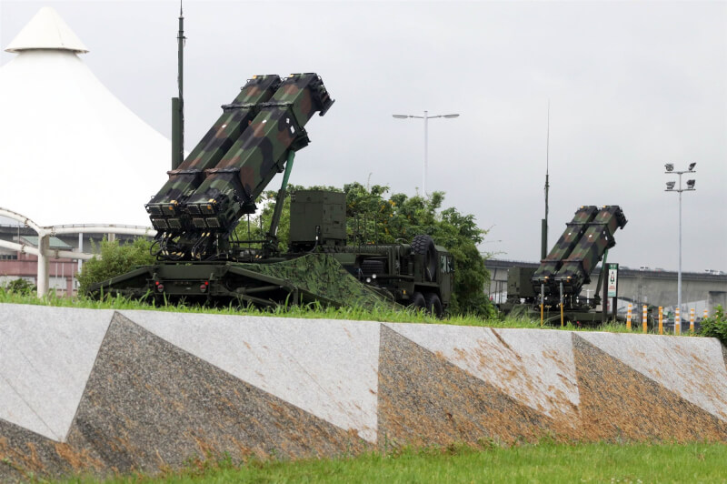 外媒報導，台灣在兩岸衝突中難以抵擋共軍空優。國防部表示，外媒引述不明文件，內容顯非事實。圖為2019年漢光演習，愛國者三型飛彈發射車首度駐防大佳河濱公園。（中央社檔案照片）