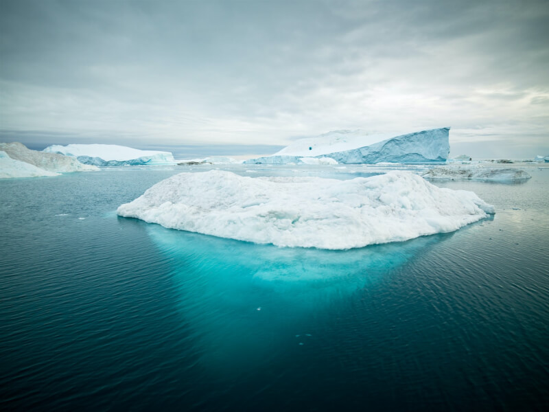 挪威和芬蘭研究團隊最新研究指出，北極過去40年來的升溫速度比地球其餘地區快近4倍，意味現有氣候模型低估了極地的升溫速度。（示意圖／圖取自Unsplash圖庫）