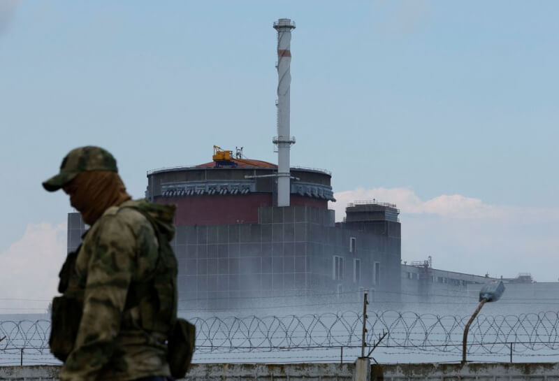 歐洲最大核電廠、烏克蘭札波羅熱核電廠再遭砲擊。圖為4日一名制服上有俄羅斯國旗的軍人在扎波羅熱核電站附近站崗。（路透社）