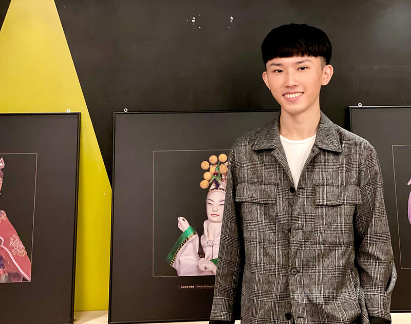 22歲台灣青年鋼琴家黃子嘉正在瑞士習琴，近日應邀返台參加李斯特鋼琴藝術節演出，16日將在台北國家音樂廳登場獻藝。中央社記者趙靜瑜攝 111年8月12日