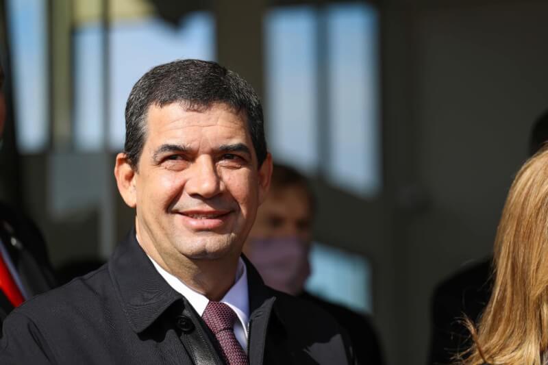 巴拉圭副總統韋拉斯格斯（前）涉貪遭美國制裁，12日宣布請辭，並退出明年總統選舉。（圖取自facebook.com/HugoVelazquezPy）