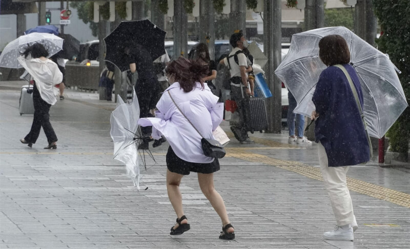 日本氣象廳表示，颱風米雷於13日下午5時半（台灣時間下午4時半）左右登陸日本靜岡縣伊豆半島。圖為靜岡縣13日風雨漸強。（共同社）