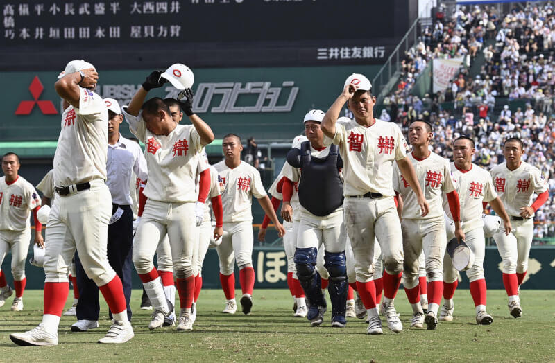 第104屆日本全國高中棒球錦標賽13日出現爆冷情況，去年冠軍隊伍智辯和歌山高校，首戰慘遭淘汰。（共同社）