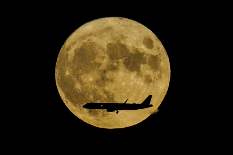 歐美11日晚間至12日凌晨的滿月，是今年最後一個超級月亮。北美稱發生在8月的滿月為「鱘魚月」。圖為11日在紐約甘迺迪國際機場附近拍攝的鱘魚月。（美聯社）