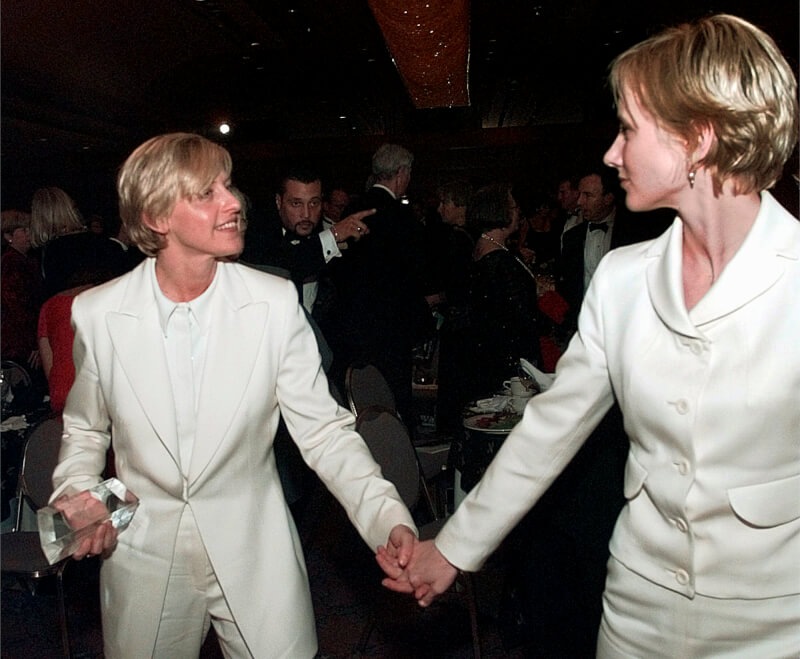 53歲美國女星安海契（右）日前駕車在洛杉磯衝撞民宅，12日傷重不治。1990年代安海契曾與脫口秀主持人艾倫狄珍妮絲（前左）高調戀愛。圖為1997年兩人在華盛頓出席人權戰線全國晚宴。（美聯社）