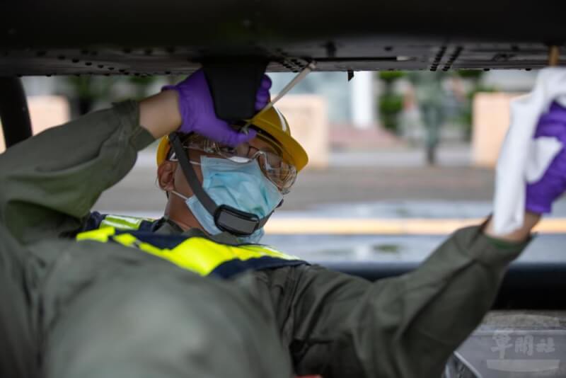 最先進入飛訓部服役的陳楷樺上士，目前擔任機工長一職。（軍聞社提供）