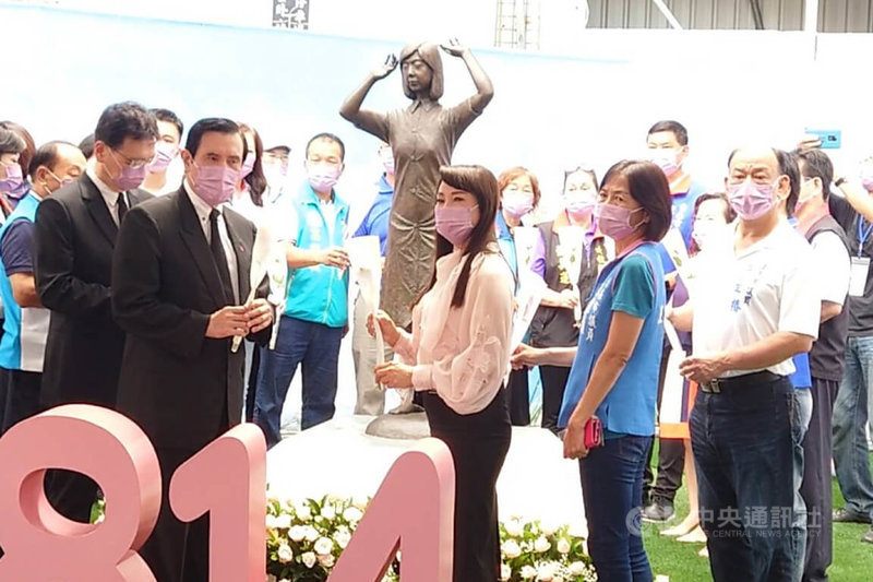 前總統馬英九（前左）14日出席在台南市中西區慰安婦紀念銅像前舉辦的國際慰安婦紀念日追思會，與參與民眾先後獻花致意。中央社記者楊思瑞攝  111年8月14日