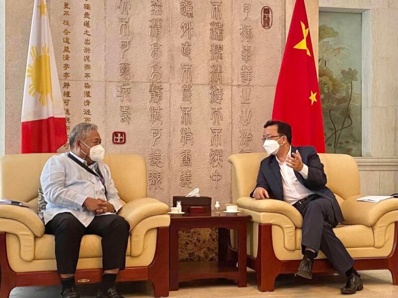菲律賓交通部長包蒂斯塔（左）11日會見中國駐菲大使黃溪連（右），雙方同意重啟北京提供貸款的鐵路建設計畫協商。（圖取自facebook.com/DOTrPH）