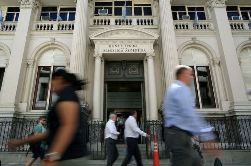 阿根廷中央銀行11日將基準利率調升950個基點（38碼），以控制惡性通貨膨脹。圖為2018年行人經過阿根廷布宜諾斯艾利斯的中央銀行。（路透社）