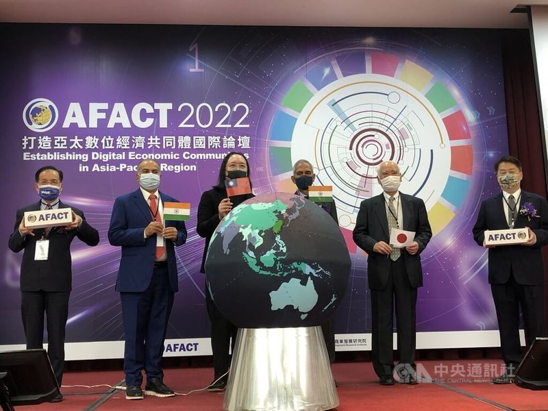 台灣爭取到2023年AFACT主辦方，15日上午「打造亞太數位經濟共同體」國際論壇（AFACT 2022）舉行，數位部候任部長唐鳳（左3）受邀出席。中央社記者鍾榮峰攝 111年8月15日
