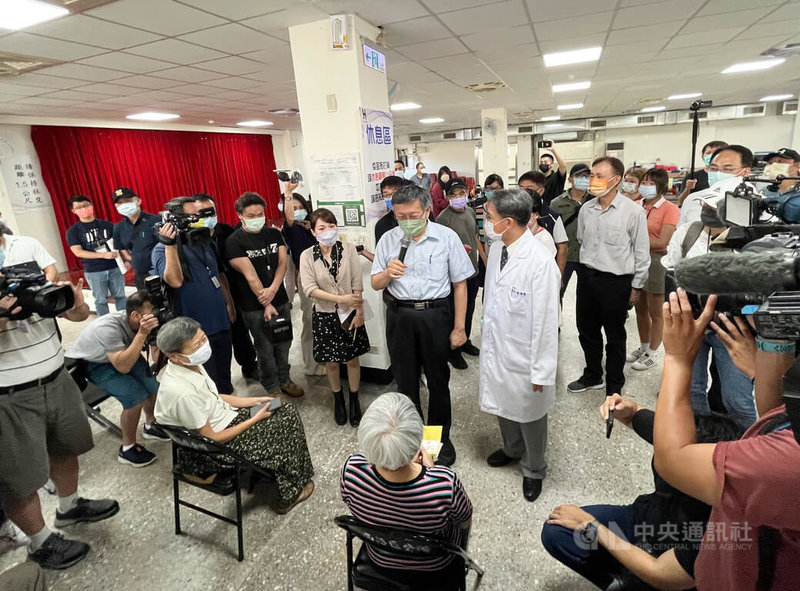 國內COVID-19疫情尚未完全趨緩，台北市長柯文哲（中）15日前往成德市場出席COVID-19疫苗第4劑催打記者會，並且視察民眾施打疫苗情形。中央社記者趙世勳攝  111年8月15日