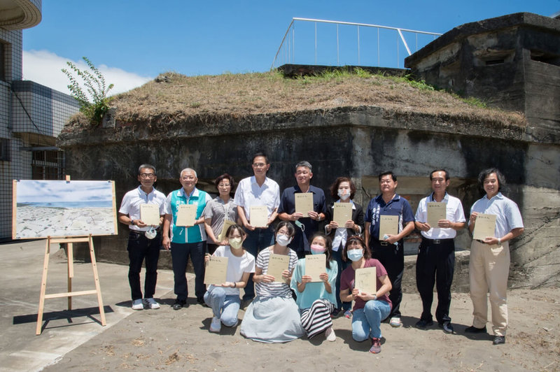 「曾經烽火—太平洋戰爭下的宜蘭故事」新書發表會15日在大福安檢所舉行，縣長林姿妙（後右4）出席感謝文化部近年對宜蘭的支持與補助，讓宜蘭以軟體建置帶動硬體修復，推展一連串文化保存工作。（宜蘭縣政府提供）中央社記者王朝鈺傳真  111年8月15日