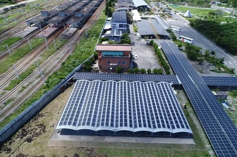 台鐵響應節能減碳，在台東火車站站區內的12棟建築物規畫太陽能發電，估計每年減少的二氧化碳排放量，相當於設2座大安森林公園的吸碳量。（台鐵提供）中央社記者汪淑芬傳真  111年8月15日