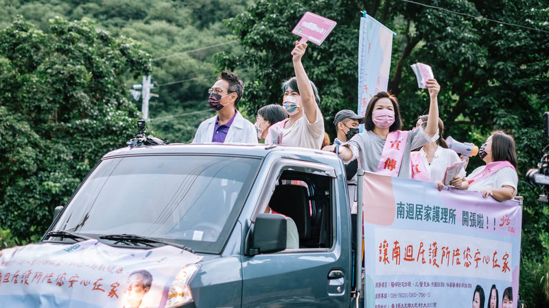 由演員楊貴媚(前右3)、嚴藝文(前右4)等人主持的實境節目「老少女奇遇記」與醫師徐超斌(前左)共同為南迴居家護理所宣傳,探訪病人時,主持群也被徐超斌堅持照顧病患的熱忱感動。(桂田文化藝術基金會提供)中央社記者葉冠吟傳真 111年8月15日