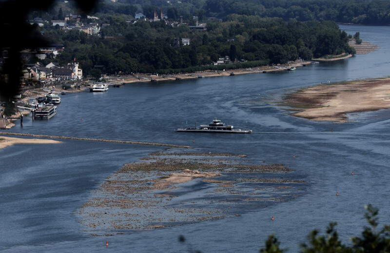 歐洲正面臨嚴重旱災，多瑙河、萊因河等大河水位嚴重下降。圖為9日一艘渡輪行經德國萊因河部分乾涸的河床。（路透社）