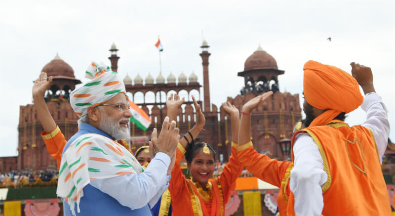 印度15日度過獨立76週年紀念日，總理莫迪（前左）在全國演說提出25年願景，希望印度能在2047年建國百年之際躋身已開發國家之林。（圖取自twitter.com/narendramodi）