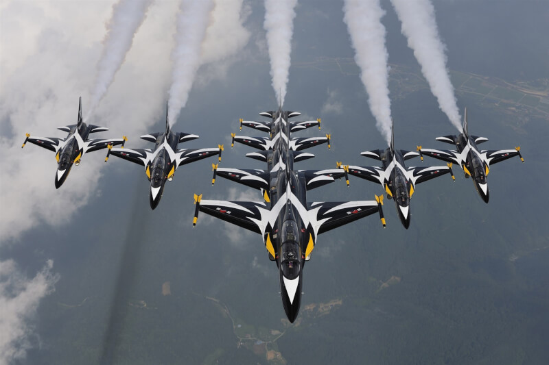 圖為2011年黑鷹隊T-50B金鷹高級教練機飛行表演。（圖取自維基共享資源，作者Korea Aerospace Industries，CC BY 2.0）