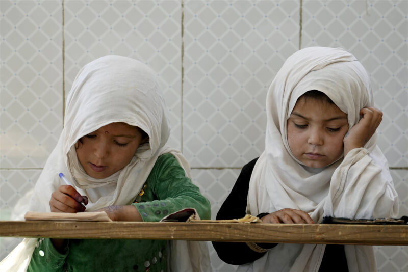 由於沒有跡象顯示執政的塔利班會允許女性重返校園，阿富汗女孩們的父母試圖尋找方法防止年輕女性的教育停滯不前。圖為9日阿富汗女孩在喀布爾市外的努爾清真寺閱讀古蘭經。（美聯社）