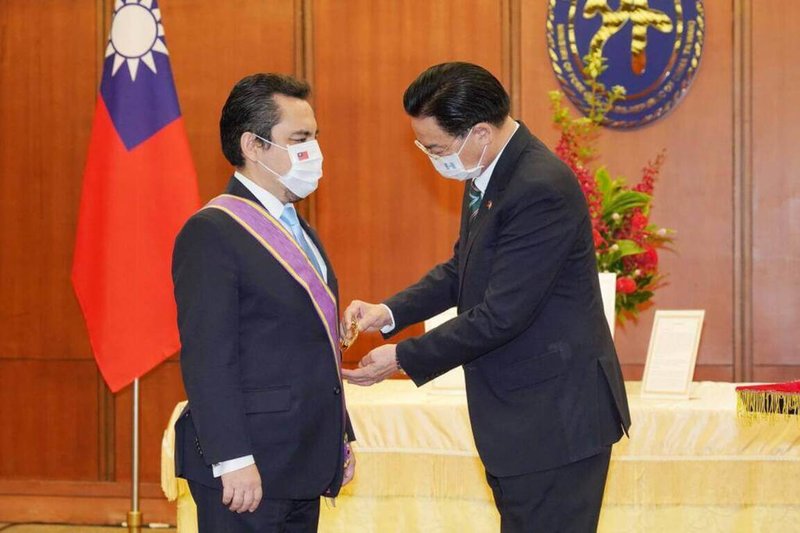 外交部長吳釗燮（右）16日上午代表總統頒贈「大綬景星勳章」予即將離任的瓜地馬拉駐台大使葛梅斯（左）。（外交部提供）中央社記者黃雅詩傳真  111年8月16日