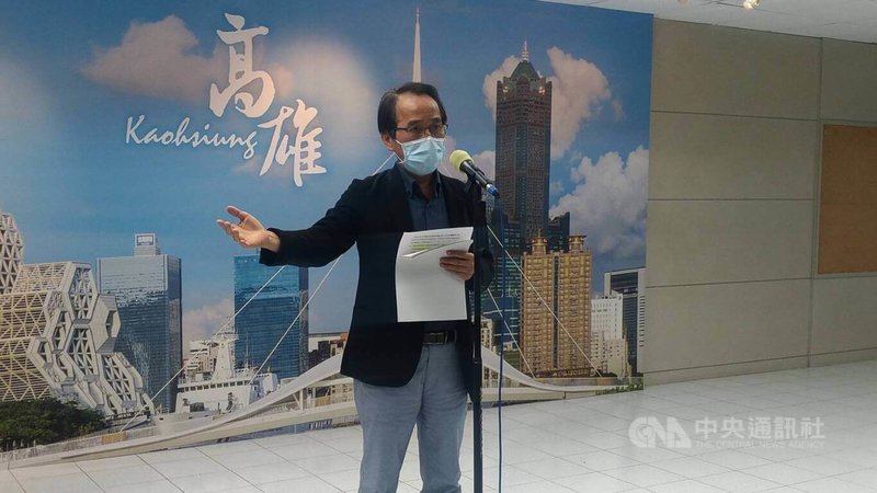 高雄市前金區工地發生道路塌陷致鄰接樓房成危樓,高雄市副市長林欽榮(圖)16日邀4大公會等專家召開專案會議討論坍塌原因,並於會後說明表示,4大公會一致認為是承造商未依施工計畫施工所致。中央社記者蔡孟妤攝 111年8月16日