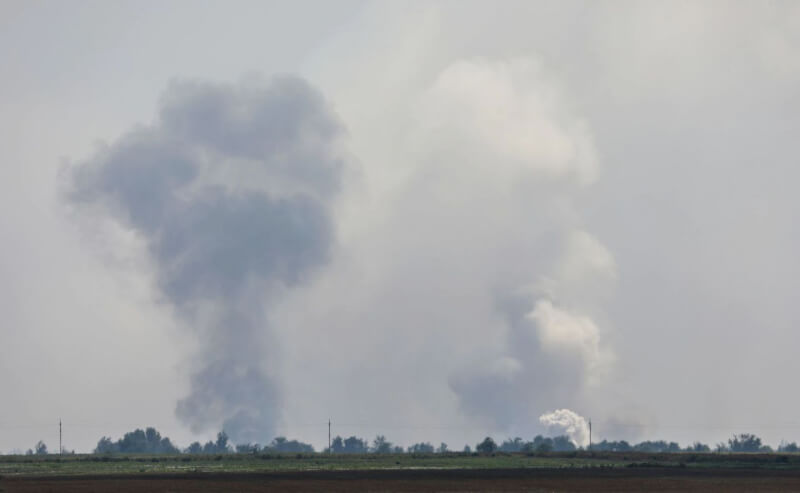 克里米亞贊科伊鎮的梅斯科耶村16日發生爆炸後，當地上空冒出濃煙。（路透社）