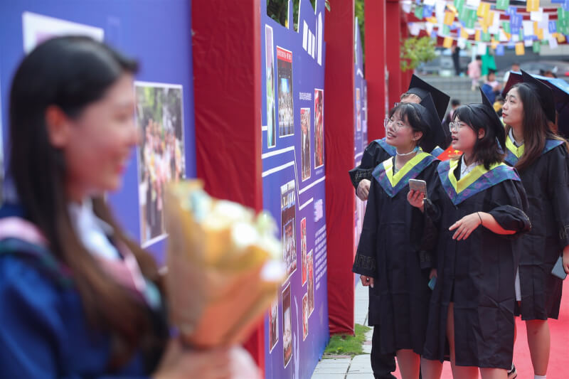 中國7月份16至24歲青年失業率19.9%創今年新高。圖為貴州大學2022年畢業典禮。（中新社）