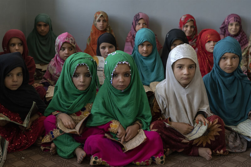 聯合國人口基金執行長卡內姆警告，自塔利班掌權一年以來，阿富汗仍處於嚴重的經濟和人道危機之中。圖為3日阿富汗女童在喀布爾市外的努爾清真寺閱讀古蘭經。（美聯社）