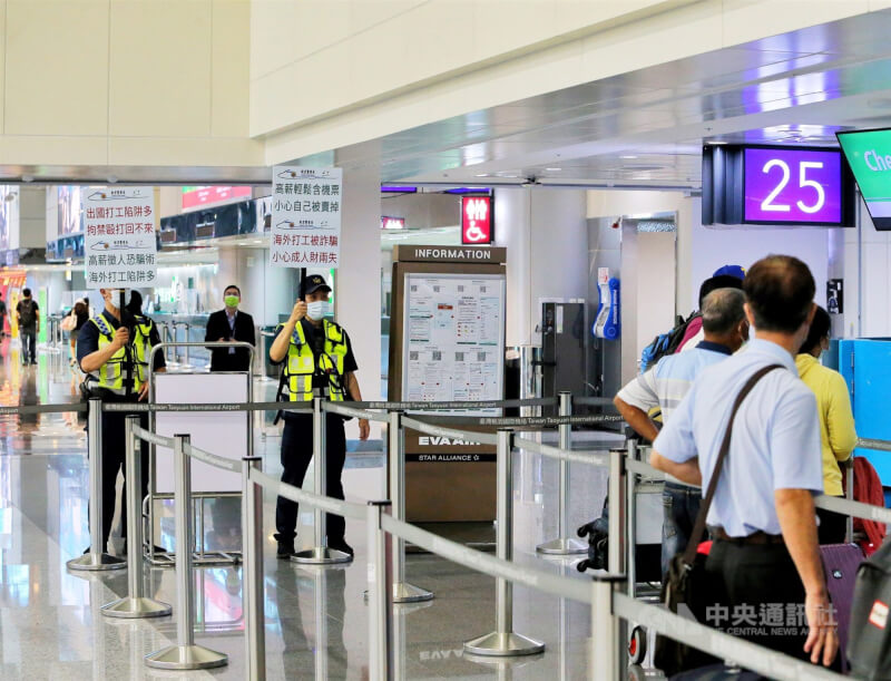 圖為警方在桃園國際機場舉牌提醒國人海外打工詐騙陷阱。（中央社檔案照片）
