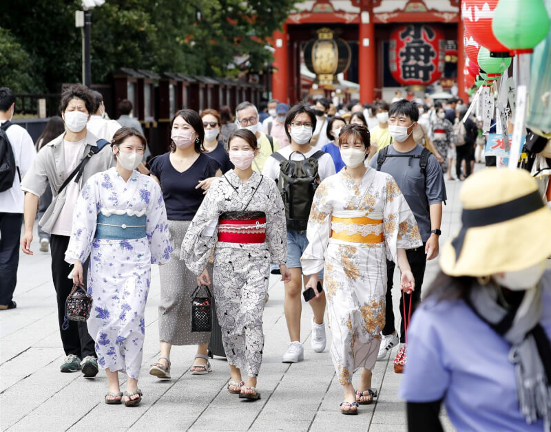 日本正遭受第7波COVID-19疫情侵襲，死亡病例快速增加，每天新增死者數近1個月增加約7倍。圖為8月6日東京淺草街頭。（共同社）