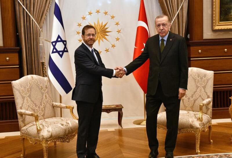 以色列和土耳其17日宣布相互恢復全面外交關係，將互派大使。圖為3月以色列總統赫佐格（左）與土耳其總統艾爾段（右）會面。（圖取自facebook.com/IsaacHerzog）