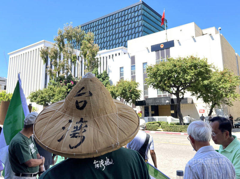 洛杉磯台僑團體14日在中國領事館前示威遊行，抗議中國在台灣附近進行軍事演習。中央社記者林宏翰洛杉磯攝  111年8月17日