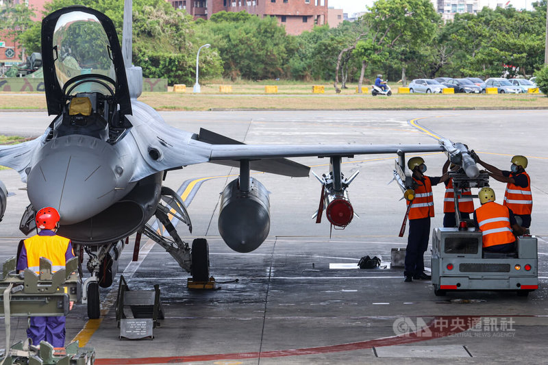 空軍花蓮第五戰術混合聯隊17日公開展示F16V戰機「潛力裝掛」作業，由地勤人員將魚叉飛彈、AIM-120先進中程空對空飛彈等戰備武器掛載上機。中央社記者鄭清元攝  111年8月17日