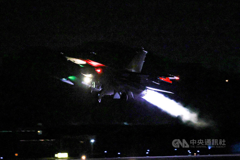 國防部17日邀請媒體前往駐守花蓮的空軍第五戰術混合聯隊空軍採訪，下午實施F-16V戰機潛力裝掛作業演練，晚間再進行夜間緊急起飛。圖為一架F-16V在黑夜裡起飛。中央社記者鄭清元攝  111年8月17日