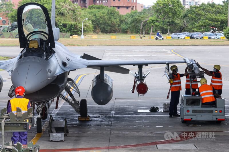 圖為空軍公開展示F16V戰機「潛力裝掛」作業，由地勤人員將魚叉飛彈、AIM-120先進中程空對空飛彈等戰備武器掛載上機。（中央社檔案照片）