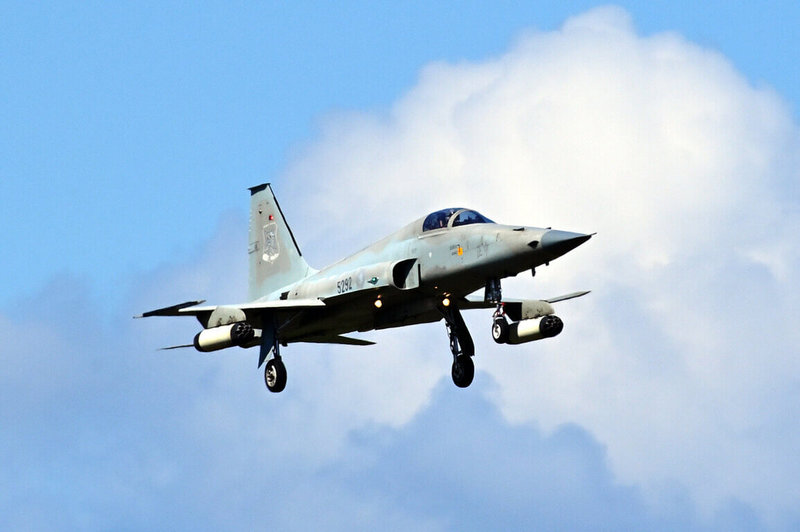 空軍台東志航基地F-5E戰機17日上午攜掛LAU-51火箭發射筒升空。（民眾提供）中央社記者盧太城台東傳真  111年8月17日