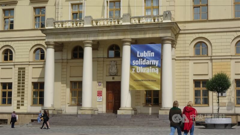 圖為6月6日波蘭大城盧布林市政府大樓外掛有挺烏克蘭的大布條。（中央社檔案照片）