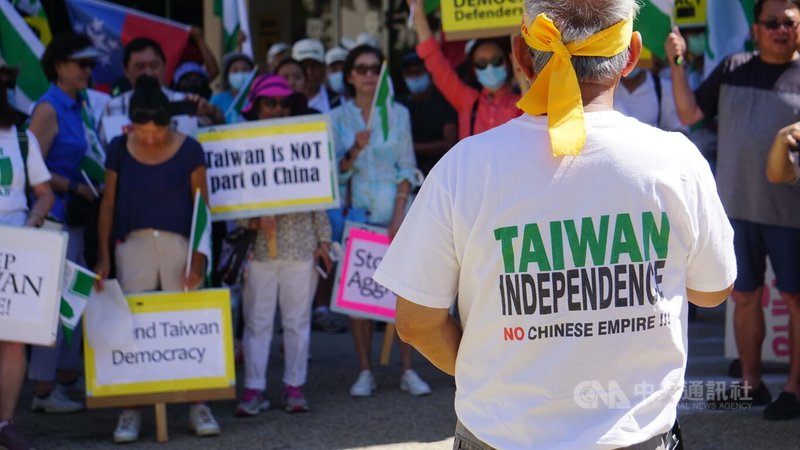 在美行醫數十年的醫師林榮松(前)身穿17年前抗議中國反分裂法的T恤,在中國領事館前向群眾演講,抗議中國的軍事演習。中央社記者林宏翰洛杉磯攝  111年8月17日