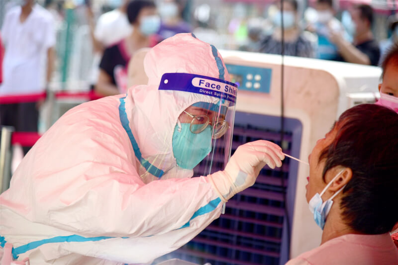 中國福建省廈門市宣布，17日起連續3天、每天1輪在全市展開全員核酸檢測。圖為廈門海滄區去年9月實施全員篩檢。（中新社）
