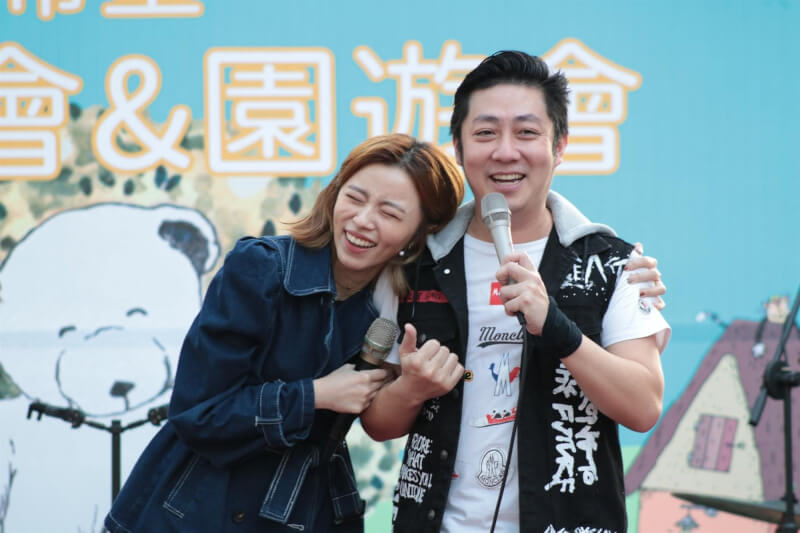 藝人艾成（右）17日上午墜樓死亡，妻子王瞳（左）趕到警局說不知道為何丈夫會墜樓。（圖取自facebook.com/eisonworld）