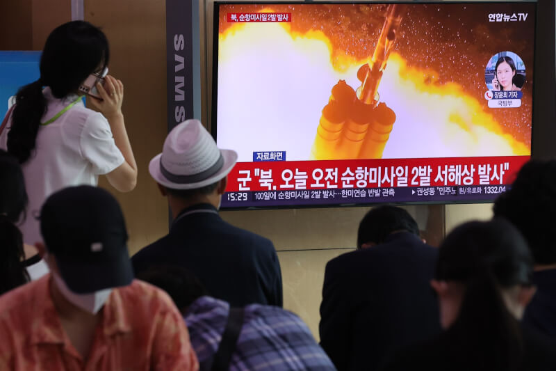 南韓軍方表示，北韓17日凌晨向西部海域發射2枚巡弋飛彈。圖為南韓民眾17日觀看北韓發射飛彈的相關新聞。（韓聯社）