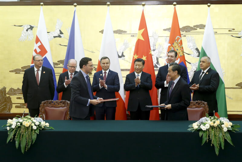 圖為中國國家主席習近平（後排右3）2015年和時任斯洛伐克副總理瓦日尼（後排左1）、時任捷克總理索博特卡（後排左2）、波蘭總統杜達（後排左3）、時任塞爾維亞總理武契奇（後排右2）、時任保加利亞總理巴里索夫（後排右1）共同見證簽署「一帶一路」建設備忘錄。（中新社）