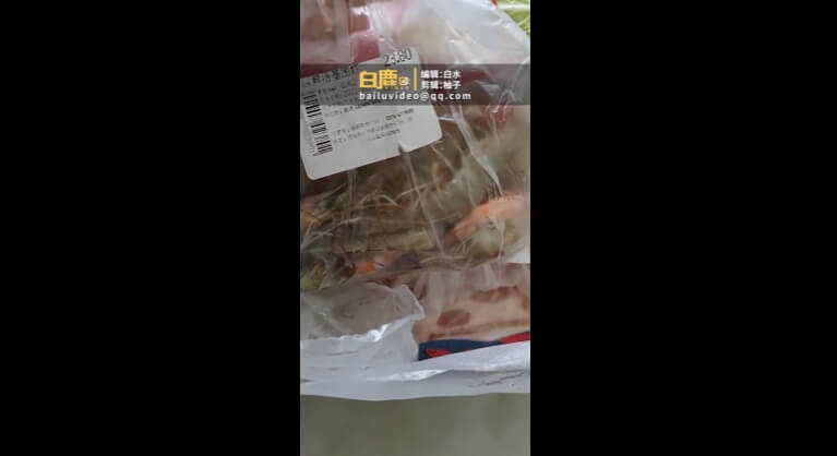 有家庭主婦到超市買蝦，放在車後座的青鮮蝦在41度高溫下約有5、6隻紅透。（圖取自白鹿視頻微博weibo.com）
