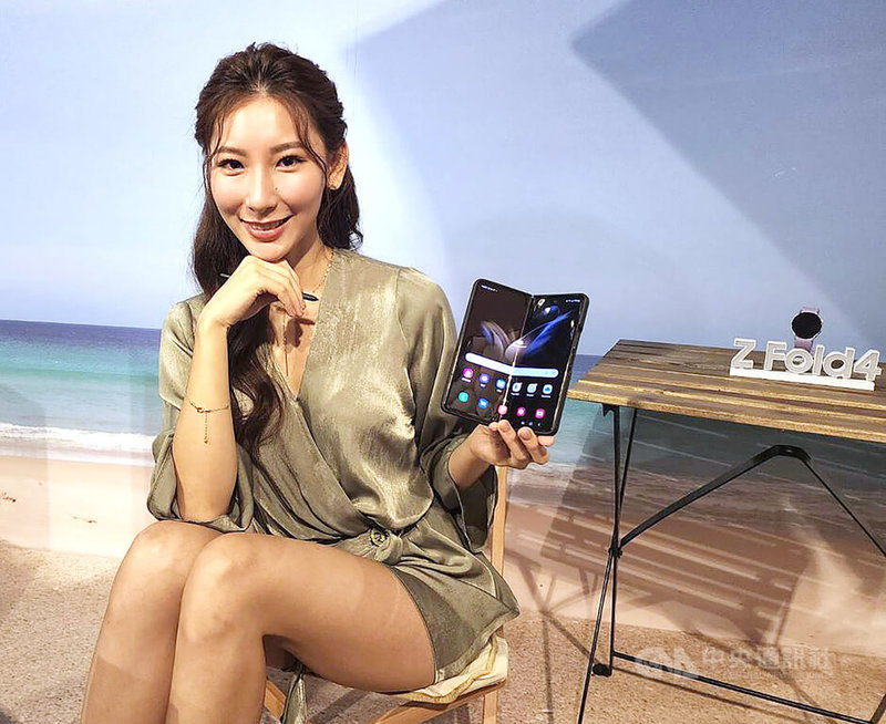 台灣三星電子移師南投日月潭雲品酒店舉辦發表會，宣布推出Galaxy Z Fold4、Z Flip4上市，期望銷量提升兩成。中央社記者江明晏攝 111年8月17日